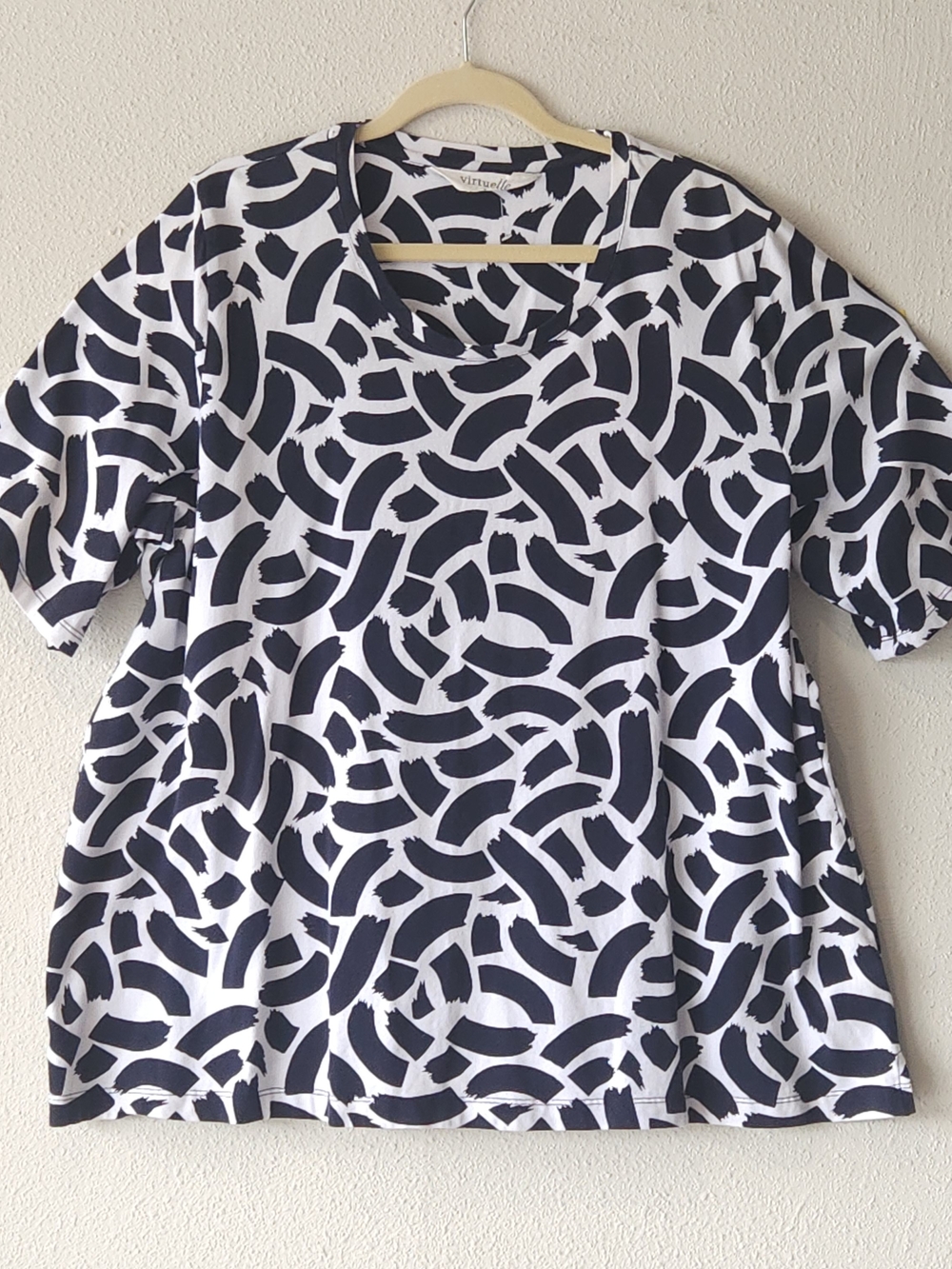 Women's Black & White Short-Sleeve Abstract Print Tee AU Size 20 or PLUS SIZE 2X